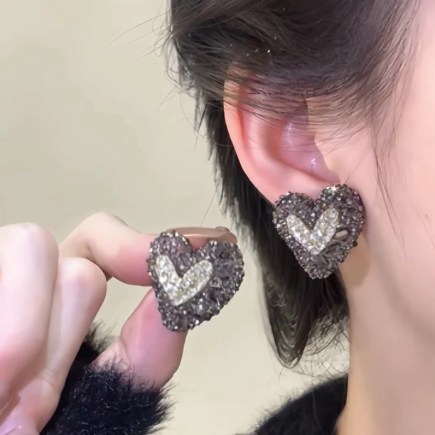 合金耳饰 爆款简约灰色碎钻爱心耳钉时尚甜酷小众冷淡风耳饰气质