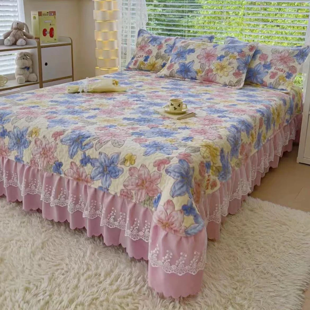 A【床裙款床盖】高克重加厚牛奶绒夹棉床盖双蕾丝边（花季物语）