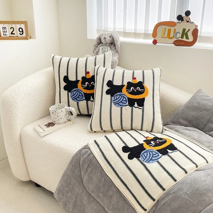 牛奶绒多巴胺毛巾绣抱枕被子抱枕被多功能车载靠枕毯子两用盖被