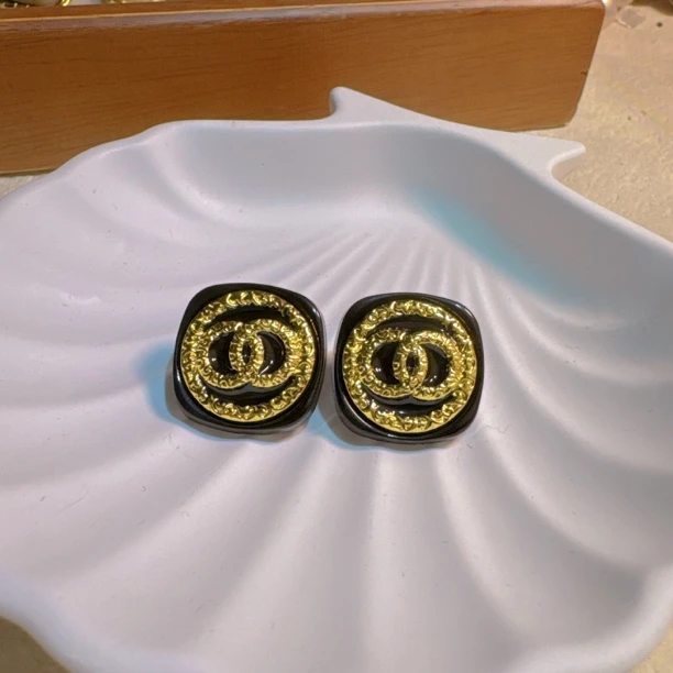 铜合金耳饰 【黑金色】字母小香方形大气女人味耳钉 A185