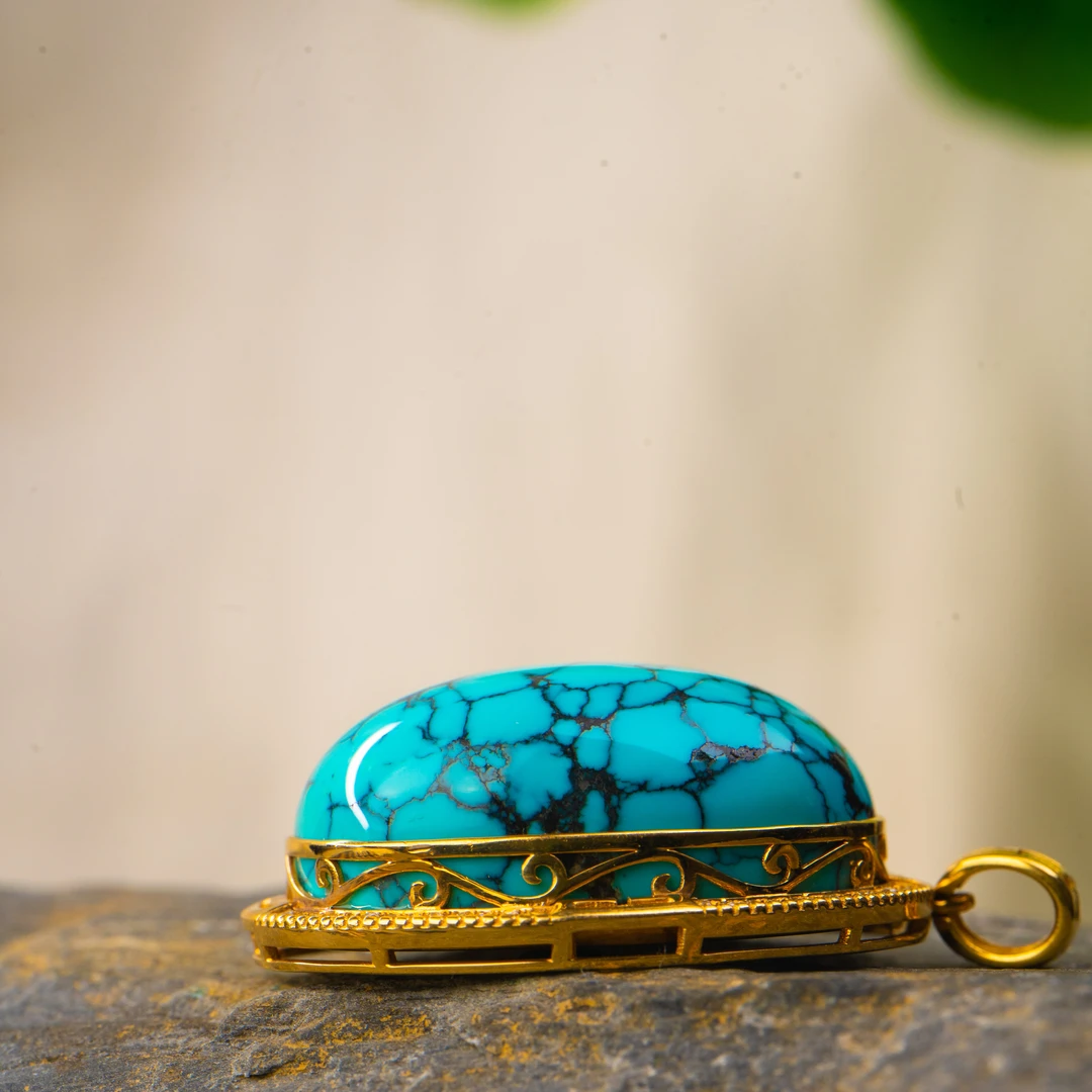 【建国绿松石】高瓷高色原矿绿松石设计款吊坠18K金镶嵌云盖寺料