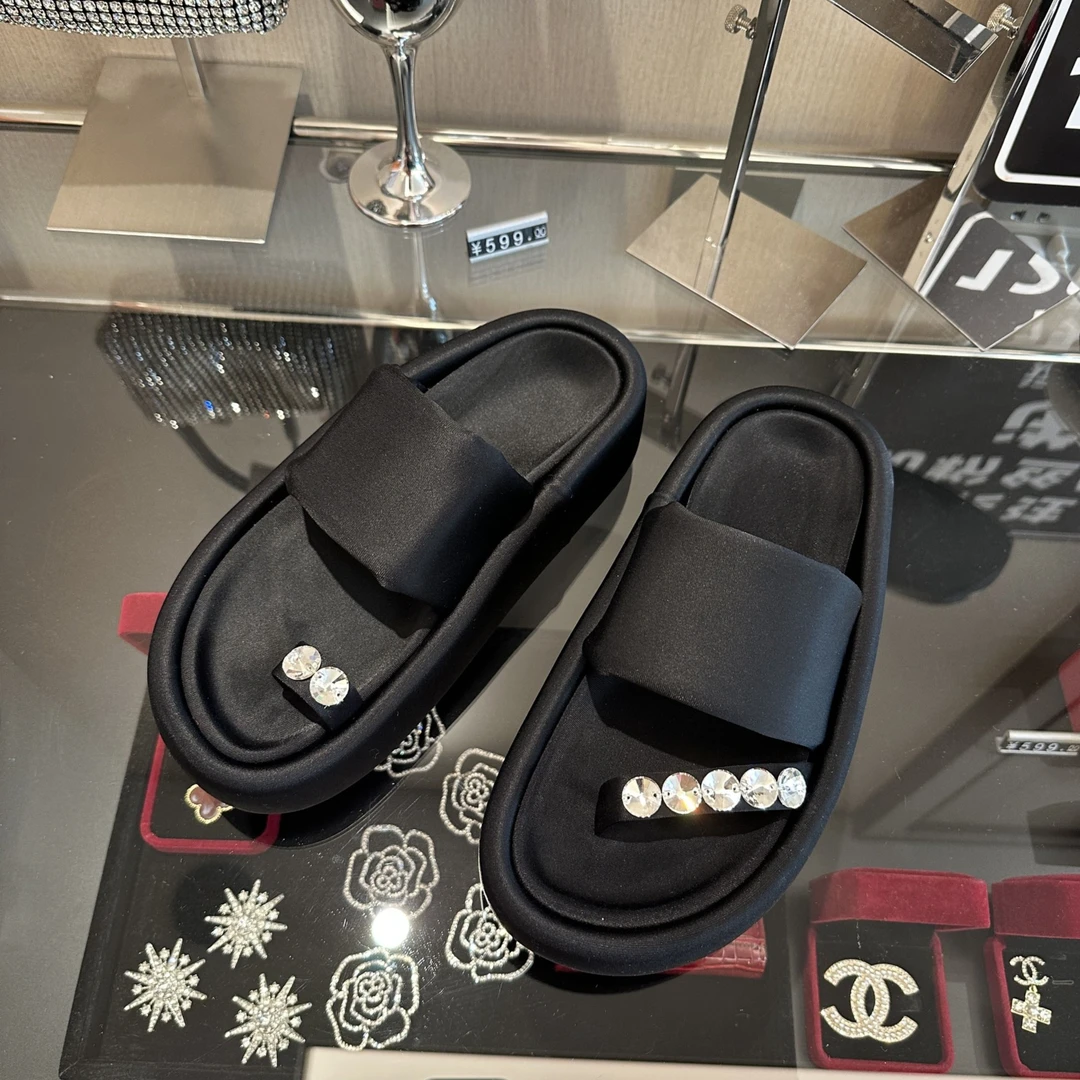 052-2水钻夹脚拖鞋女2025年春季新款外穿百搭厚底松糕沙滩凉鞋