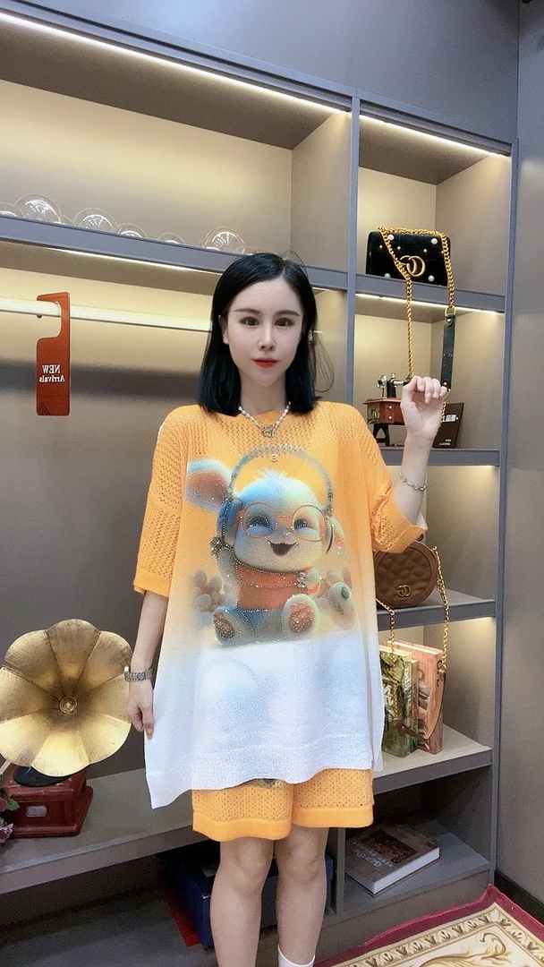 编号073--【耳机橘兔】重工欧货烫钻针织短袖短裤套装