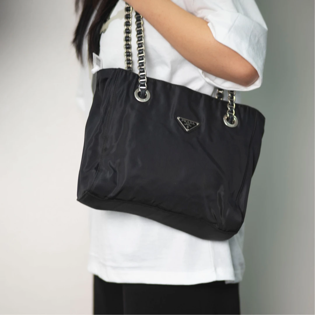 95新 Prada/普拉达 黑银降落伞/平口/25