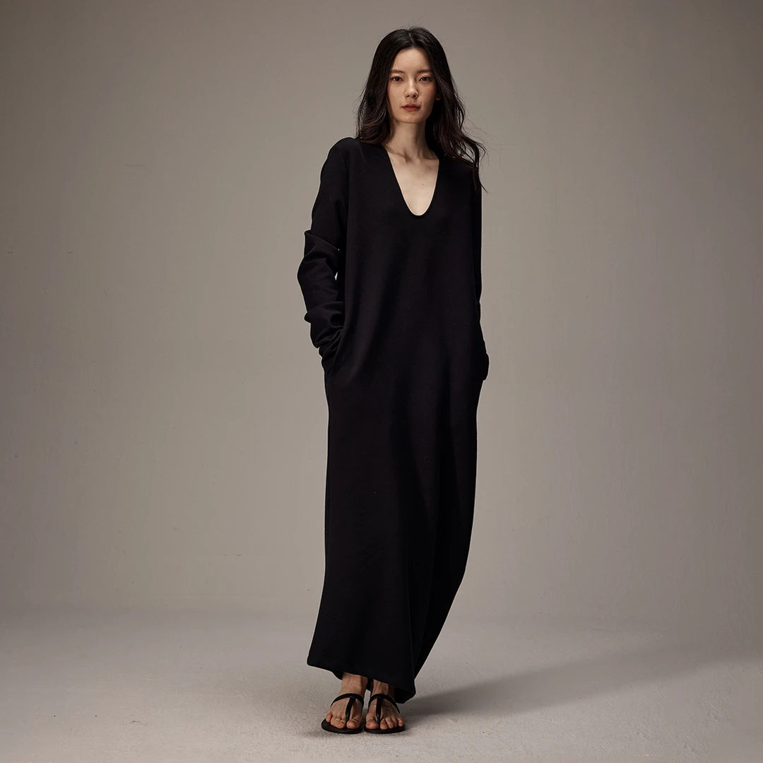 INOUTHRQ2024秋冬新款简约几何弧形深U领气质超长袖长款针织裙