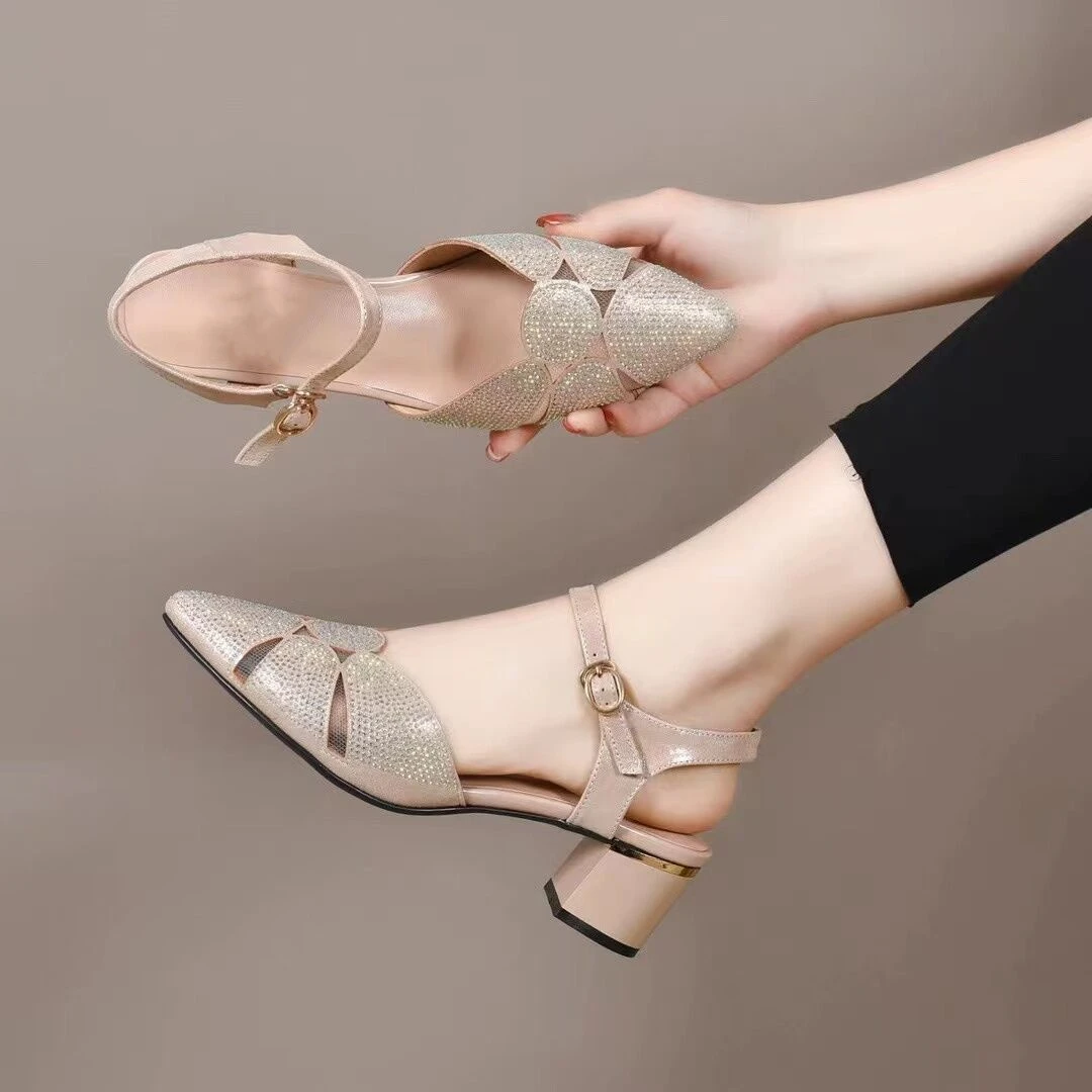 包头凉鞋女粗跟中跟2025夏季新款透气尖头低跟软皮一字扣镂空女鞋