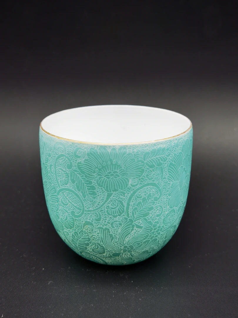 高端精品刻花主人杯 ，瓷胎细腻。