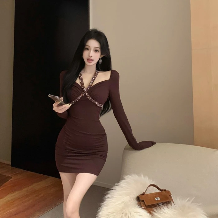 重工镶钻挂脖长袖连衣裙女秋季修身名媛鱼尾短裙显瘦收腰包臀裙子