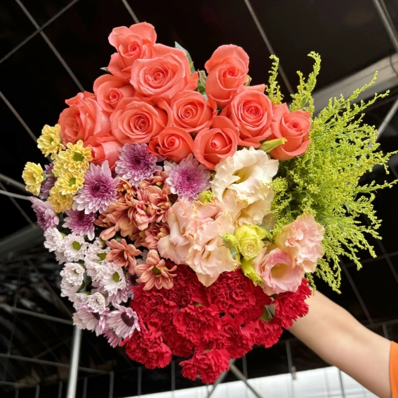 影星玫瑰10枝+康乃馨10枝+小雏菊5枝+洋桔梗2-3枝+配草