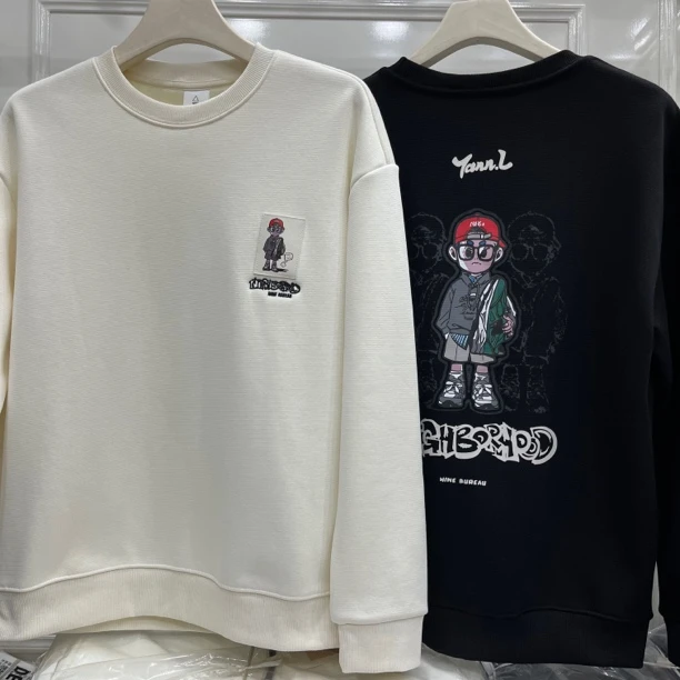 冬季加绒新款男士圆领长袖微阔卫衣时尚百搭卡通刺绣休闲上衣