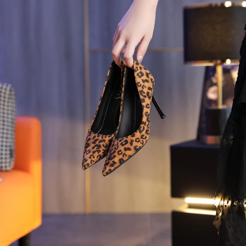 新款2024秋季尖头绒面细跟中跟单鞋显瘦豹纹高跟浅口气质