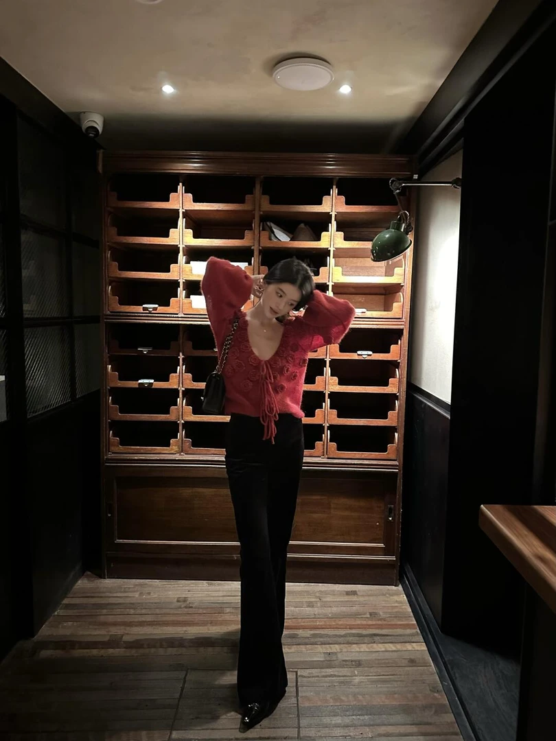 【薄荷雪糕】新款红色气质长袖显瘦修身花朵针织上衣休闲时尚长裤女