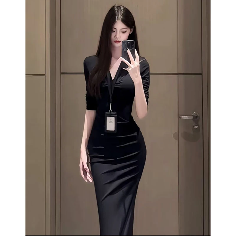 【薄荷雪糕】2024新款气质女神法式设计感轻熟小黑裙V领长袖连衣裙