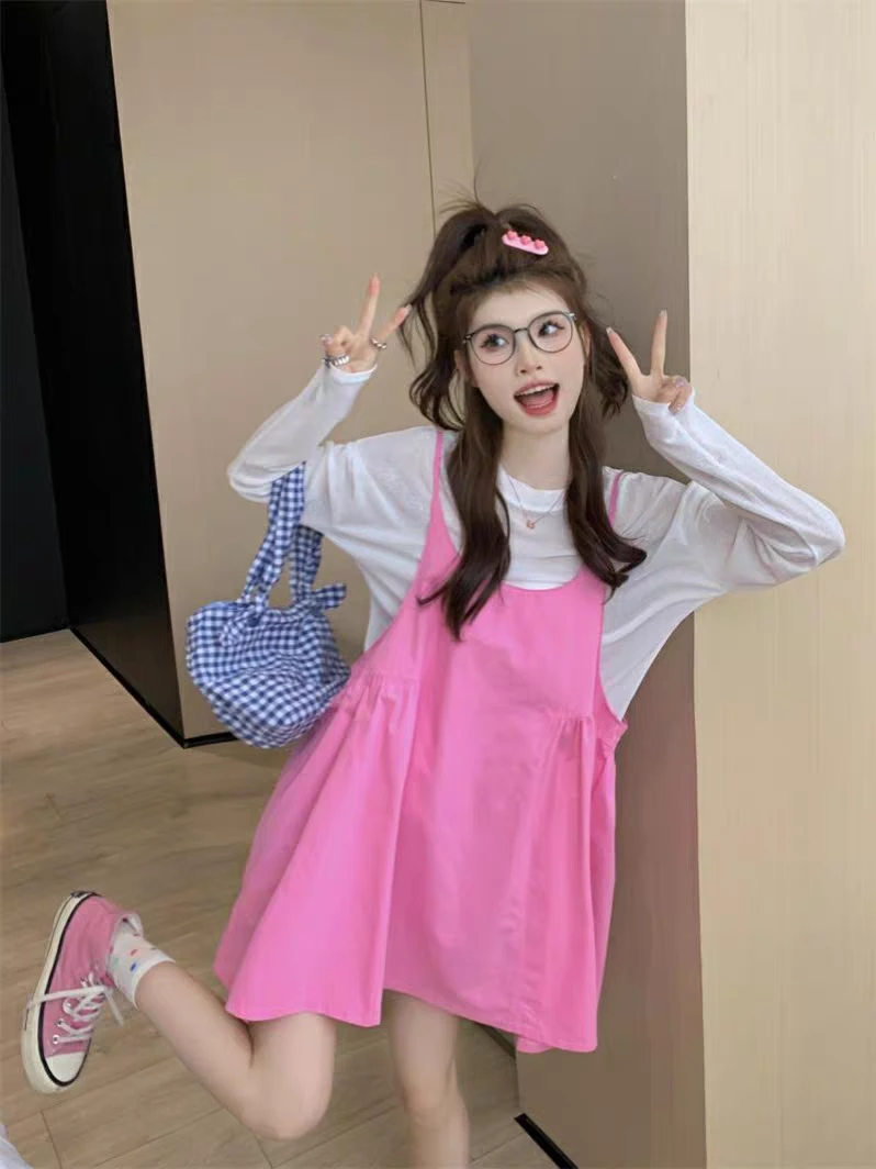 夏季多巴胺穿搭玫红色宽松吊带裙时尚减龄网红大码背带裙