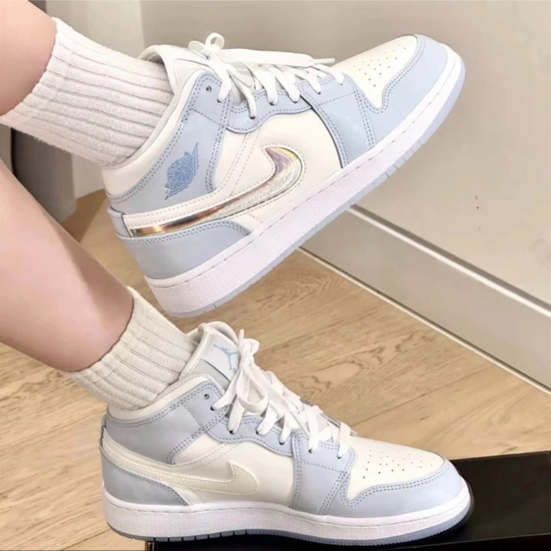 Nike/耐克Air Jordan1 中帮女鞋浅白蓝复古运动篮球鞋 FQ9117-400