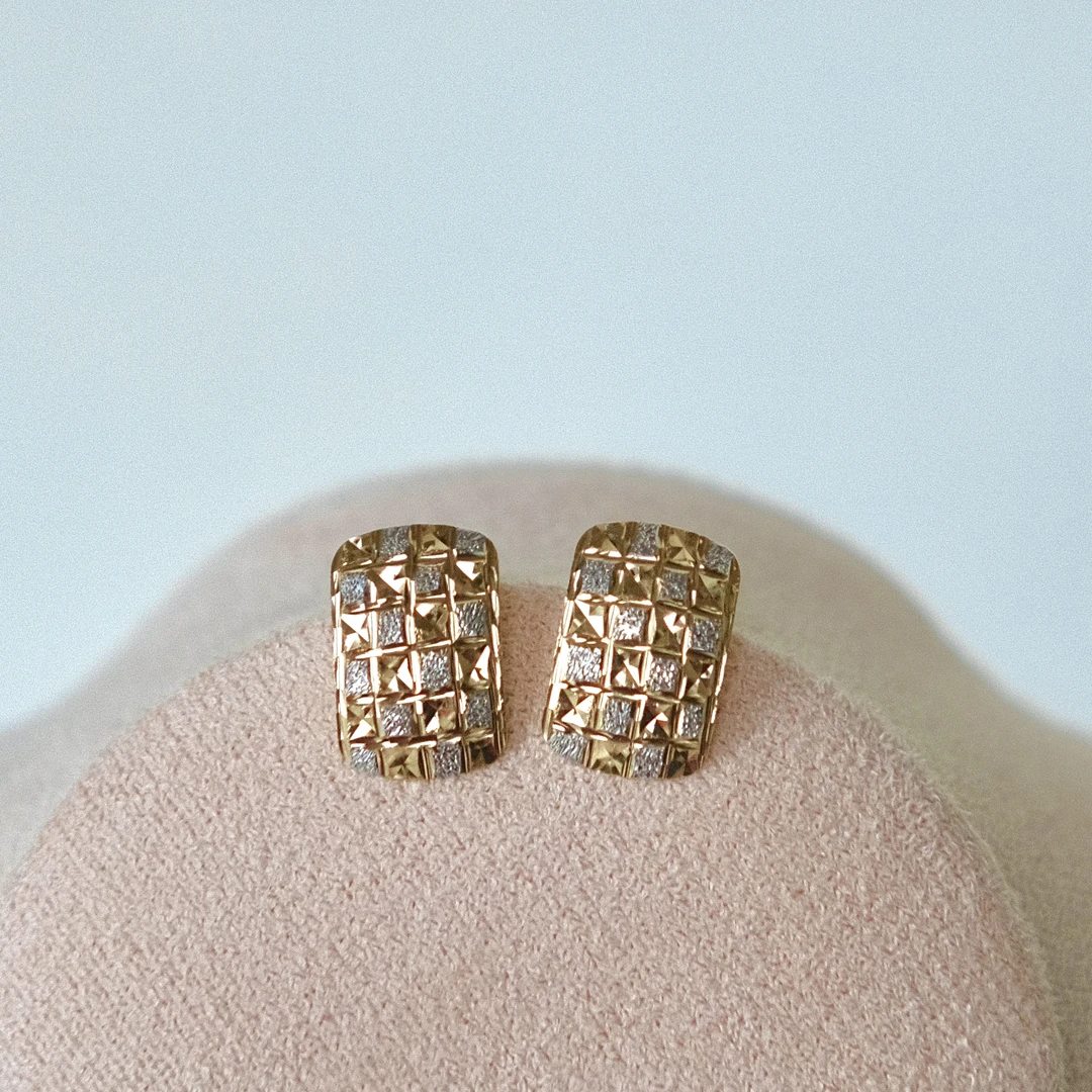 【子萱珠宝】18K金双色魔方耳钉-ZX240022