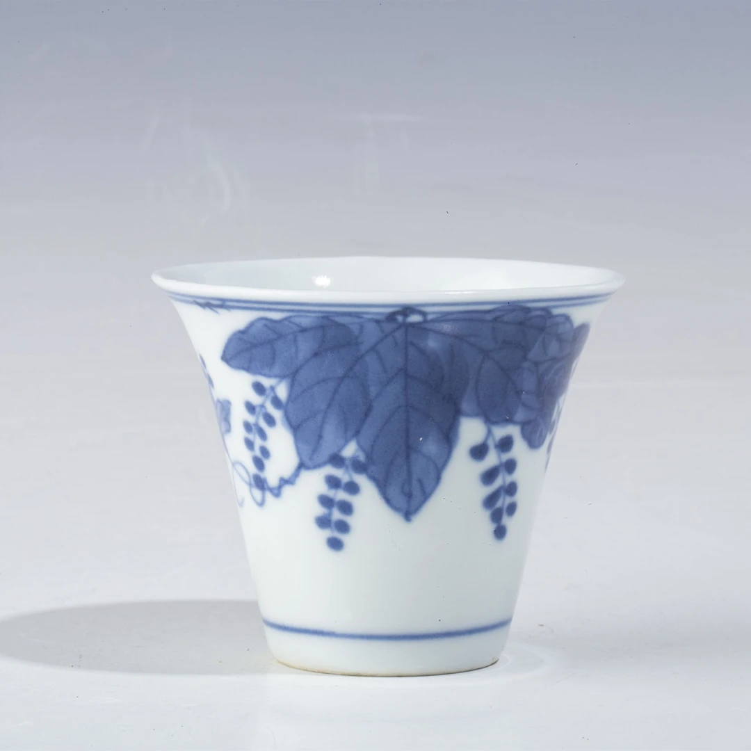 【拍卖-民国】·“玉”字款青花葡萄纹马蹄杯