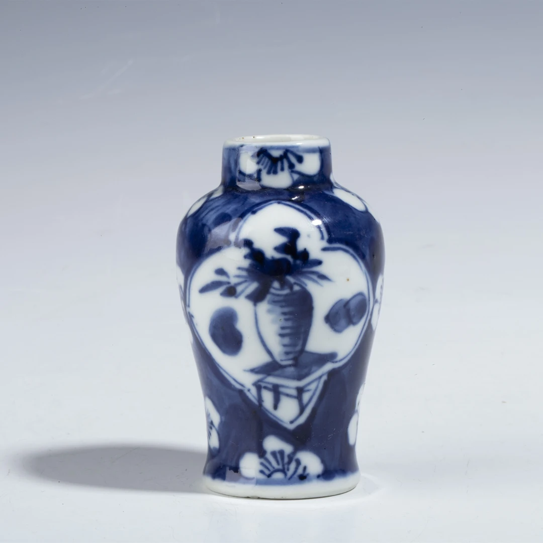 【古董拍卖-光绪】·青花冰梅开窗博古纹小瓶