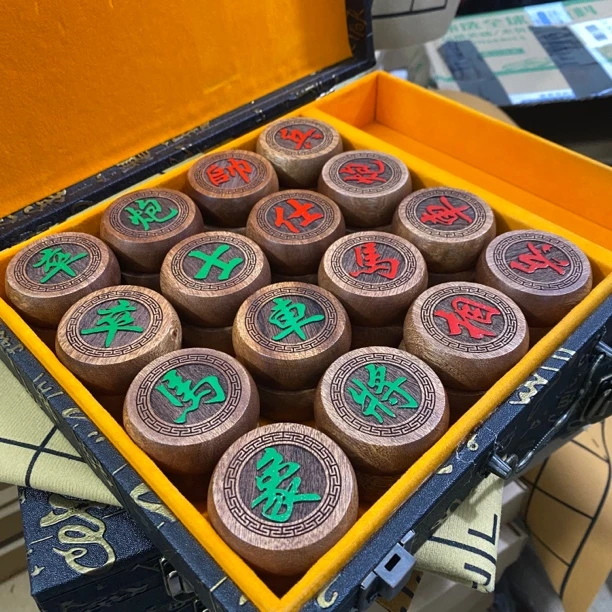 刺猬紫檀阳雕整木实木中国象棋国标成人红木皮革质感棋盘礼盒套装