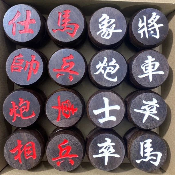 (纯行楷)中国象棋黑檀木材质7分红白阴雕象棋皮革棋盘礼盒套装