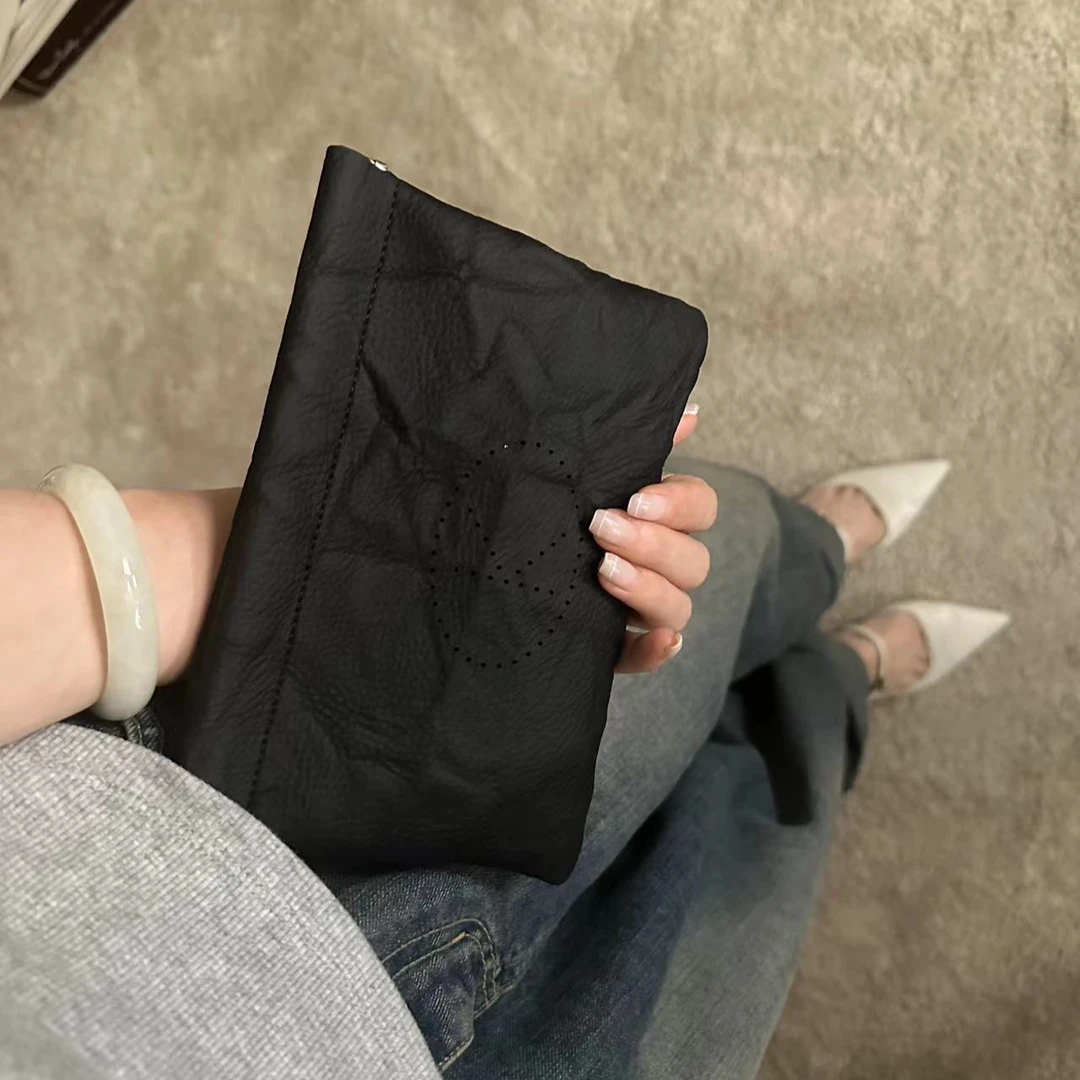 可彼娜上新百搭黑色手拿包