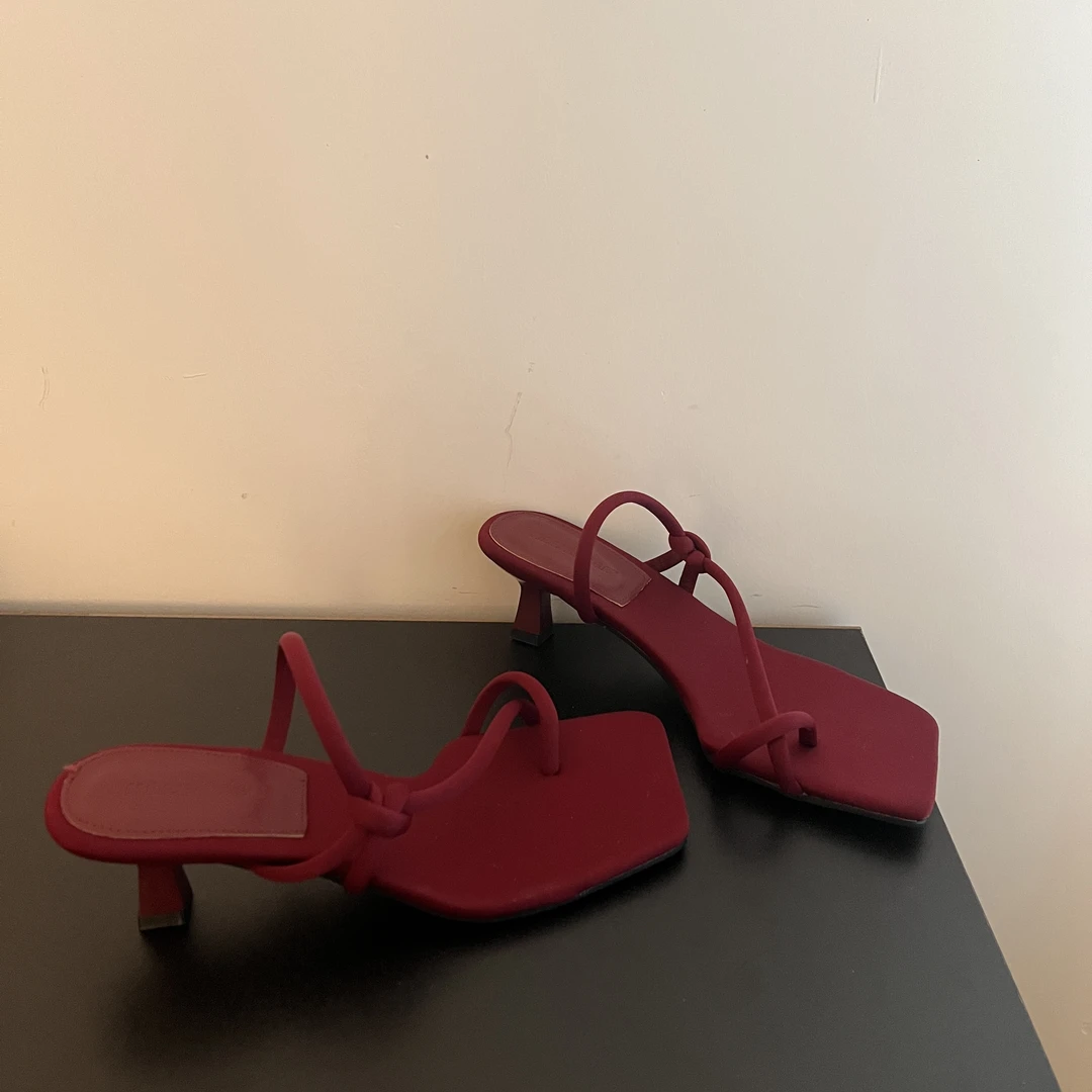 法式小众仙女风细跟夹脚一字带女鞋子2024年新款夏季时装罗马鞋子