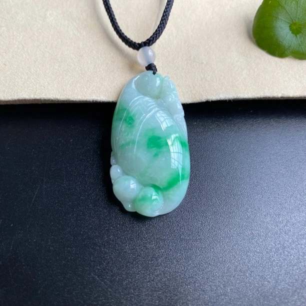 纯天然缅甸翡翠《福瓜》飘绿雕刻女士气质俏色绿色时尚78