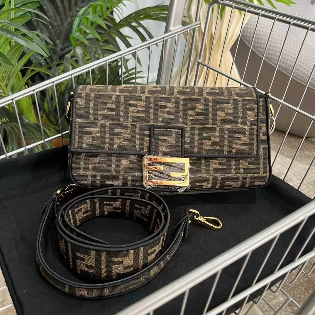 99新 FENDI/芬迪 Fendi 新款老花法棍包/7445697