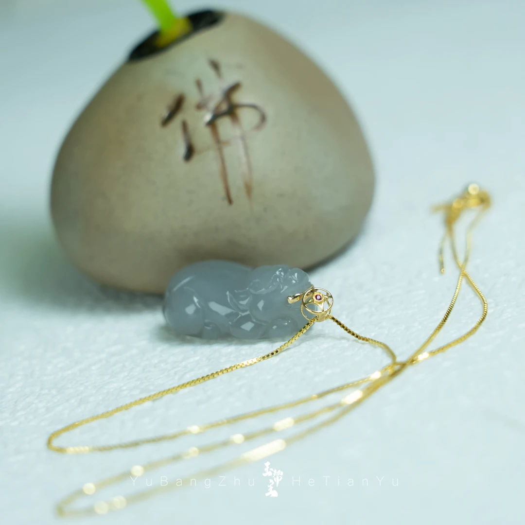 玉帮主【财守】和田玉烟紫女王气质貔貅吊坠18K金镶嵌手工精雕雕刻