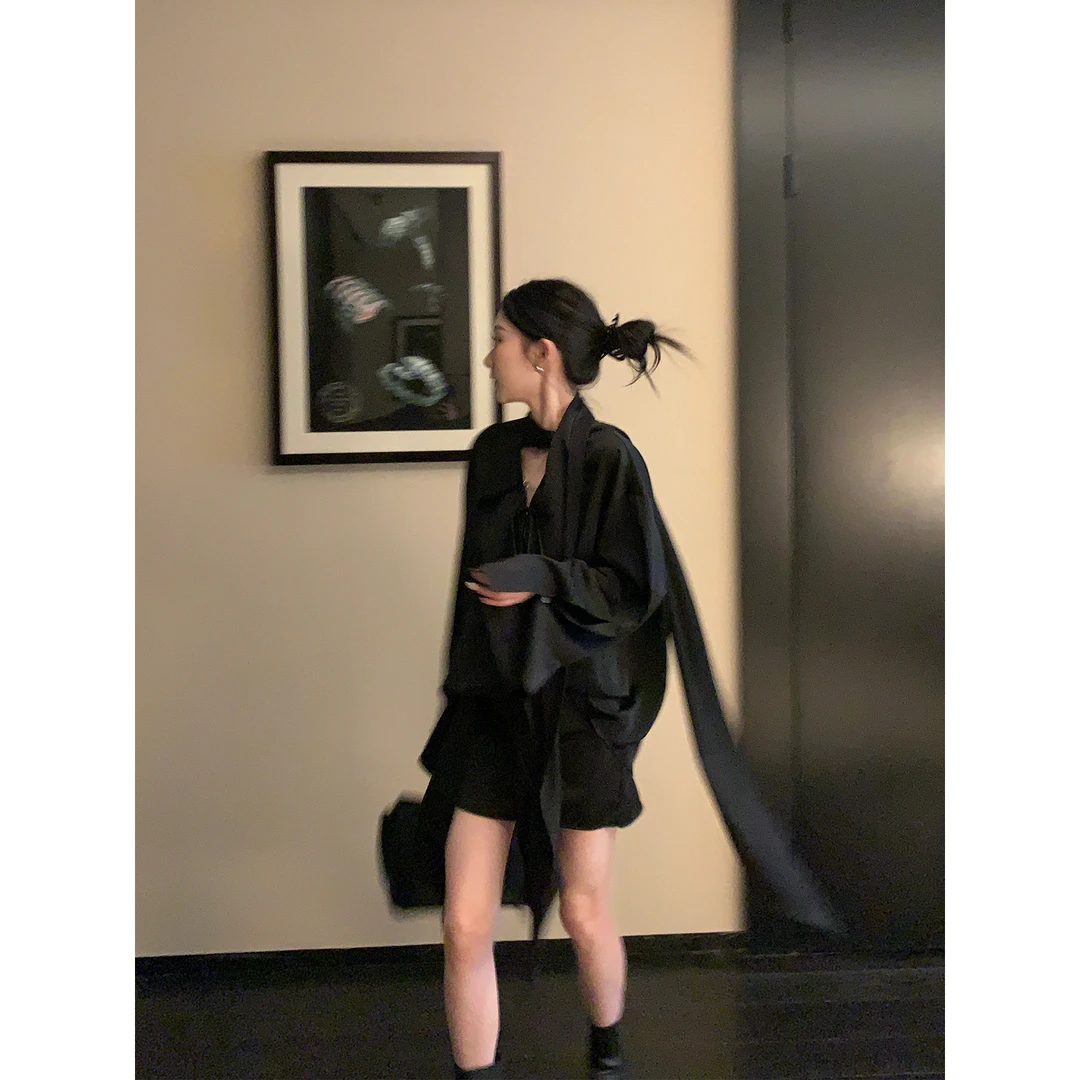 区区欧阳纸片荡荡暗黑感飘带缎面黑色衬衫女春季新款设计感小众