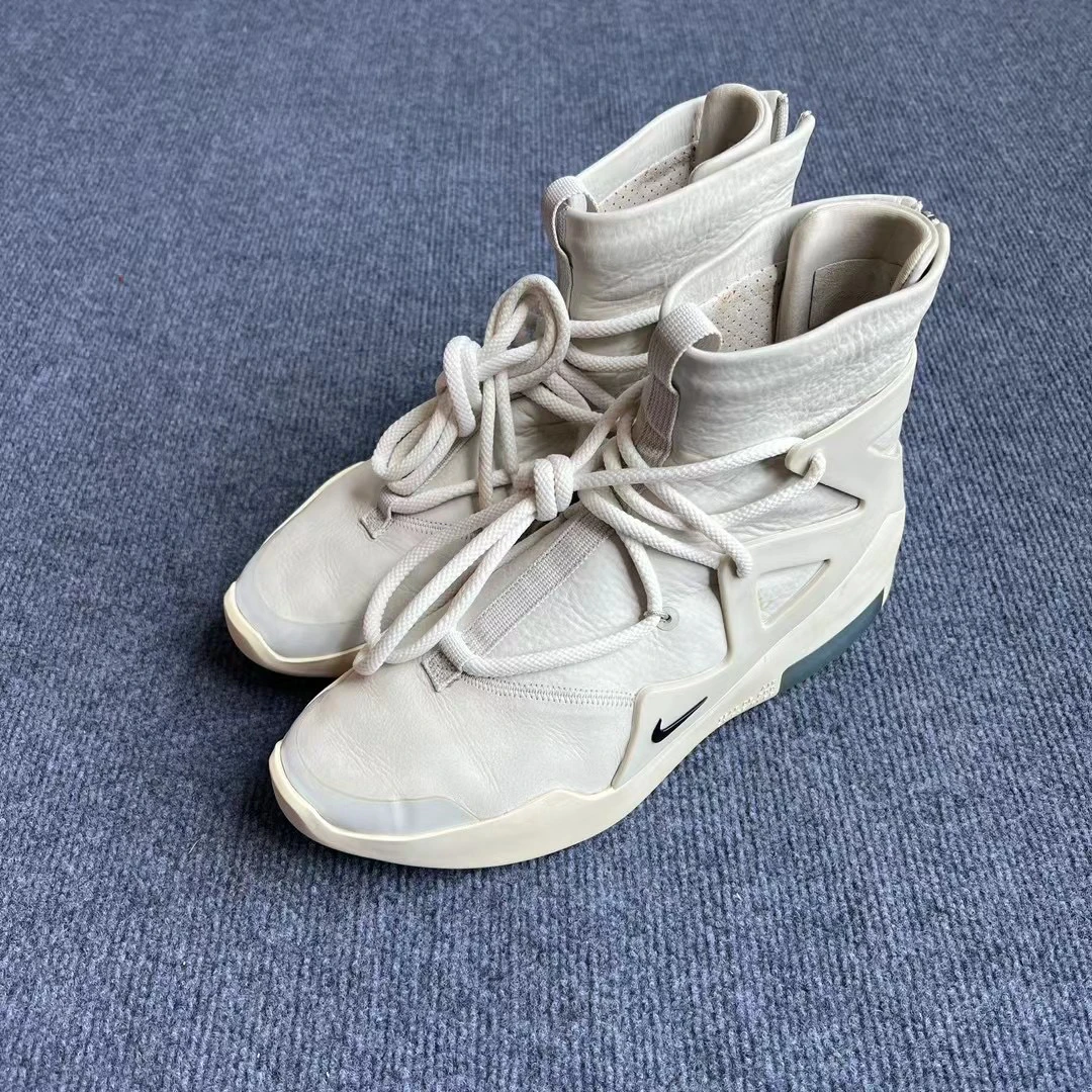 42.5码/nikefog白灰/95新/二手配盒/后跟一丝开胶/售价1899