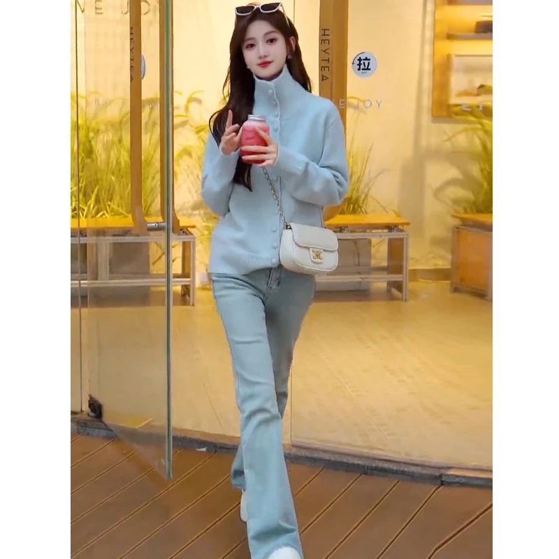 入冬时尚穿搭一整套2024新款设计感立领显瘦针织毛衣牛仔裤两件套