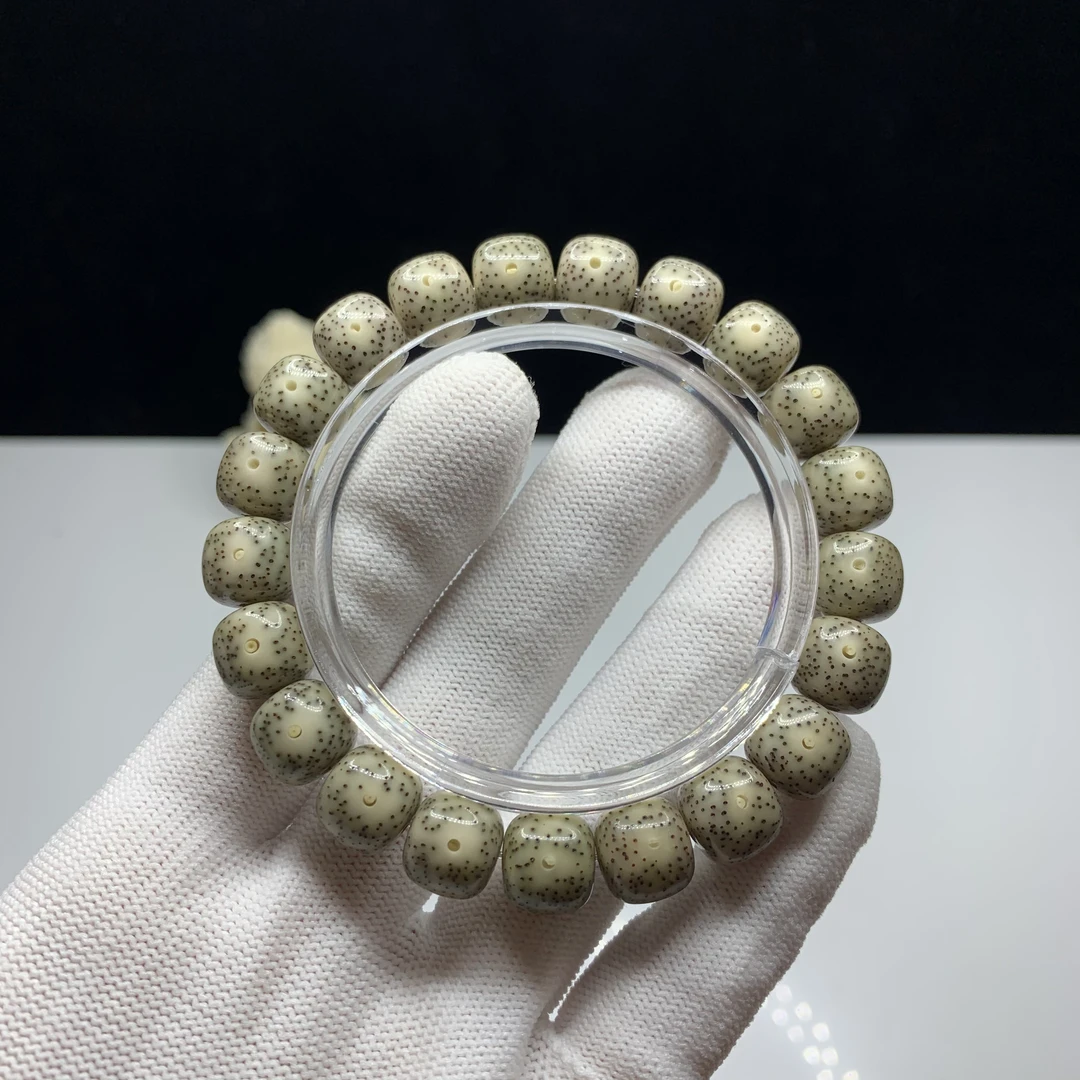 精品原脂石玉糯冰11×10mm同枝果手串，侧留白针眼星，高油高密