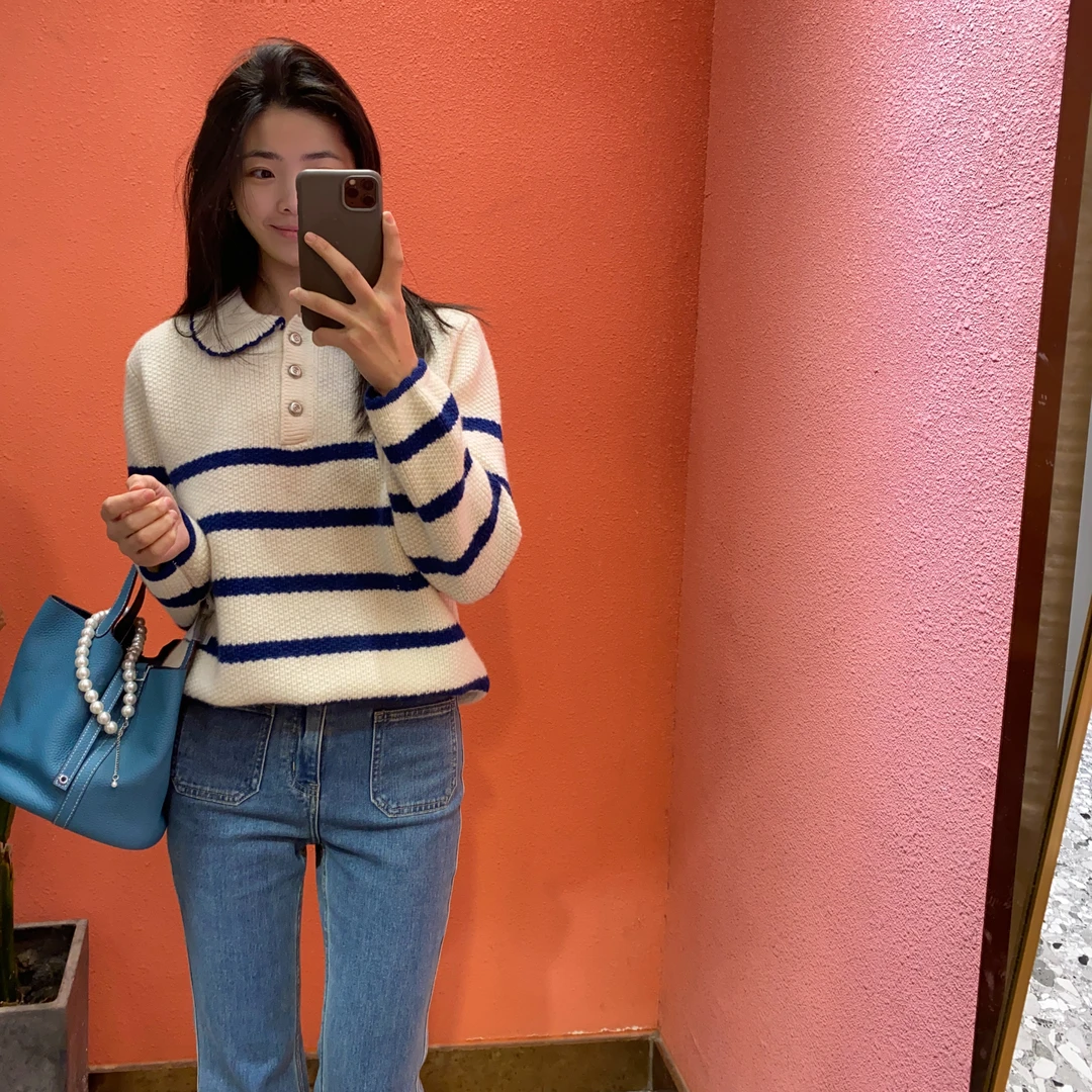 （默茗服装）蓝白条纹浣熊绒毛衣