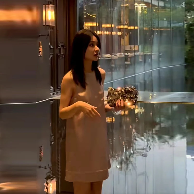 赵佳欣2024新款衣服赫本风连衣裙秋季度假高端轻奢高级感吊带裙子