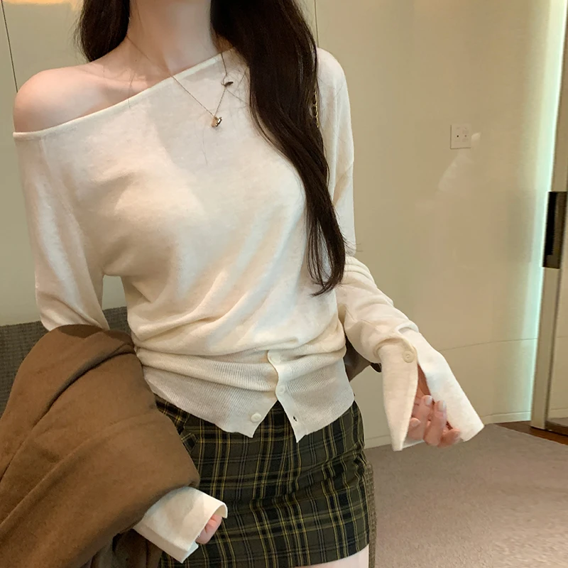 温返潮复古柔风穿搭露肩斜肩一字领羊毛针织衫女秋季纽扣开叉
