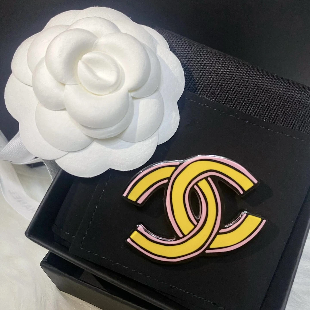 99新 Chanel/香奈儿 双c亚克力涂鸦23A手工坊粉色黄色胸针