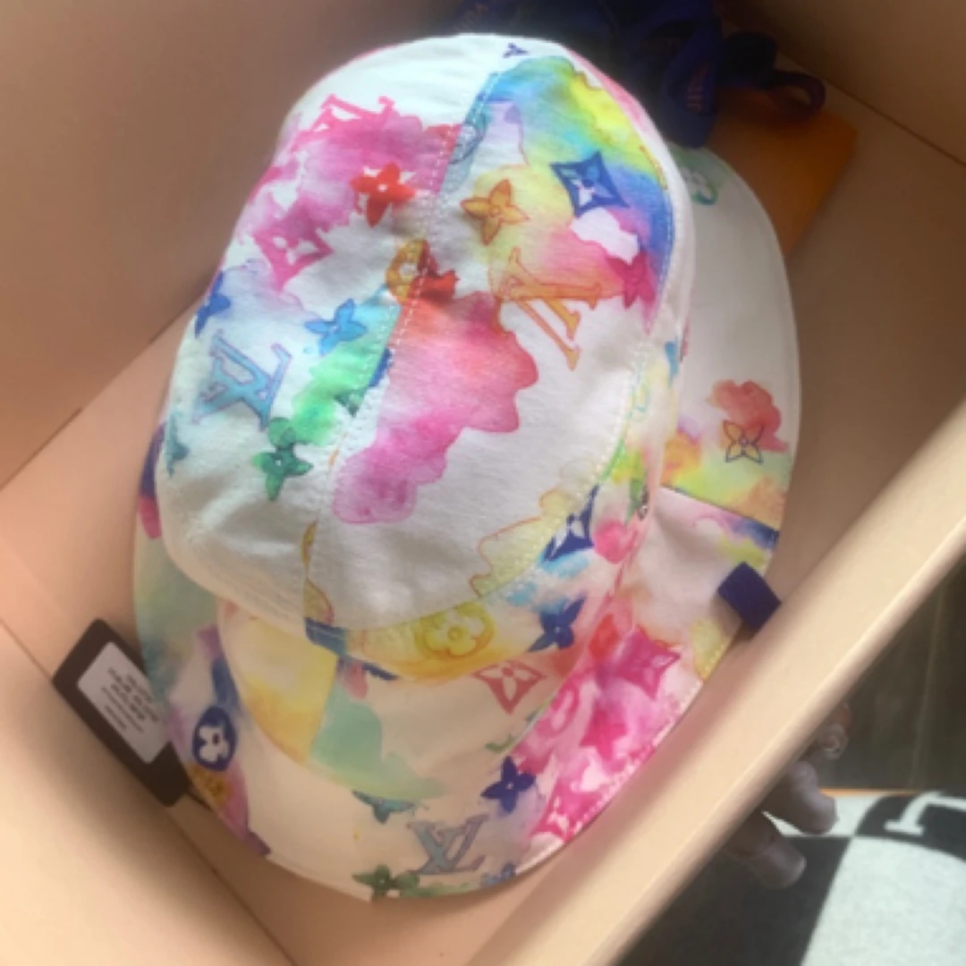99新 LouisVuitton/路易威登 路易威登炫彩双面帽子