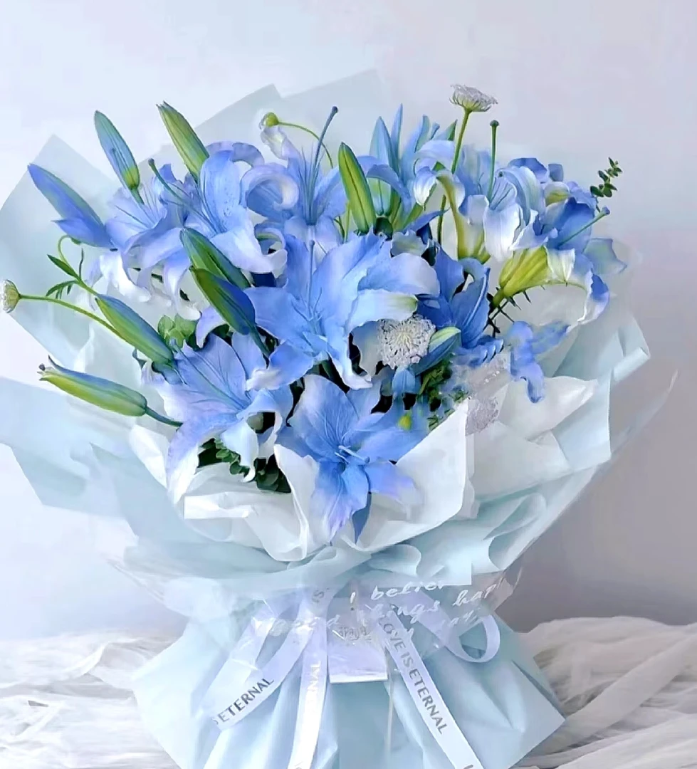 《微风凛凛》16朵碎冰蓝百合花束
