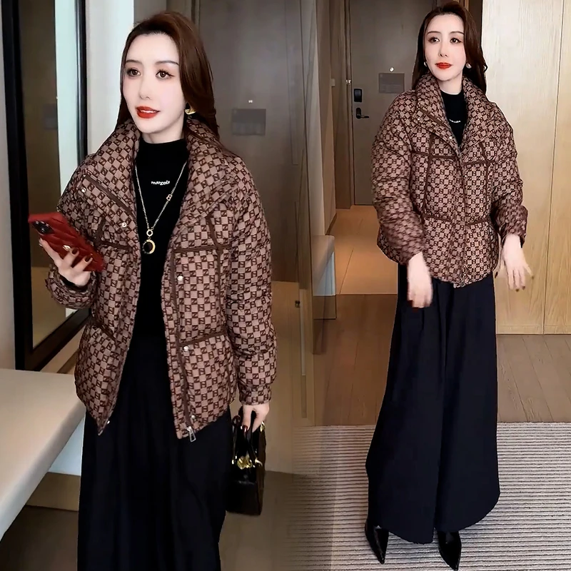 时尚妈妈装字母印花立领羽绒服短款冬季新款洋气中老年面包服外套