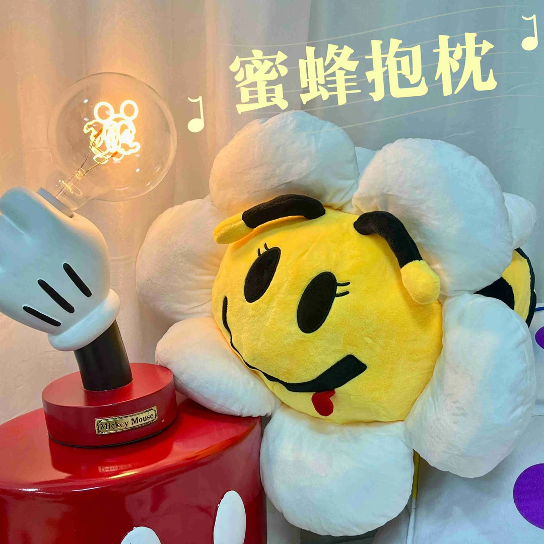 小蜜蜂抱枕居家车载通用可爱枕头抱枕学生防摔靠枕内置不规则毯子