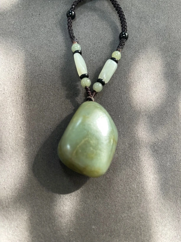 新疆和田玉青玉随型吊坠，克重：43.4克。