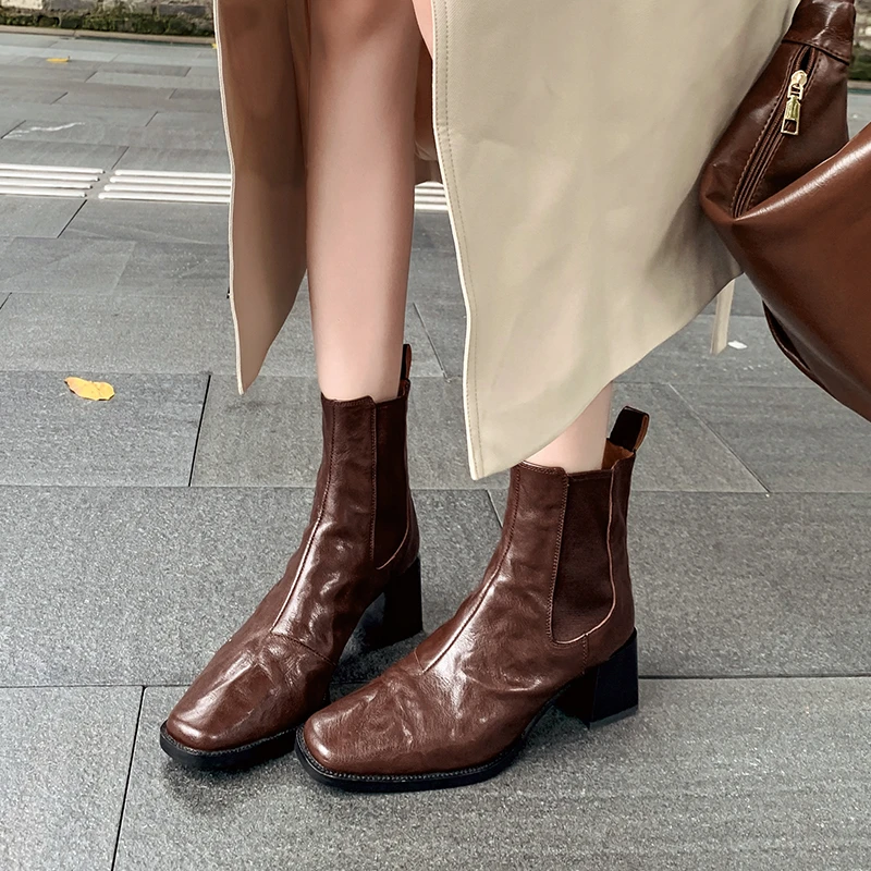 33-40码/跟高5.5cm/黑棕/英伦风皱皮方头粗跟烟筒靴