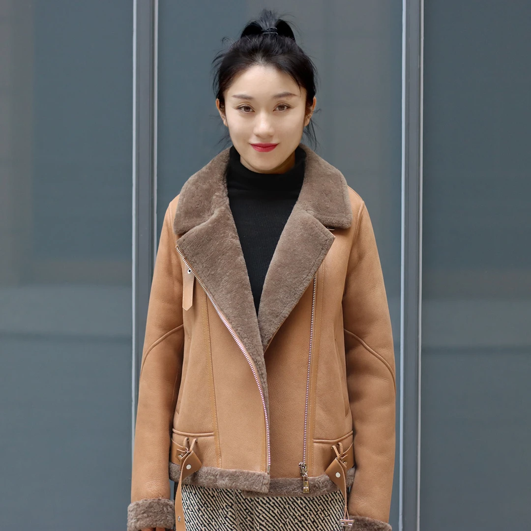 初晓2024年冬季新款女士皮毛一体外套 米驼奶棕 时尚休闲 29-7938