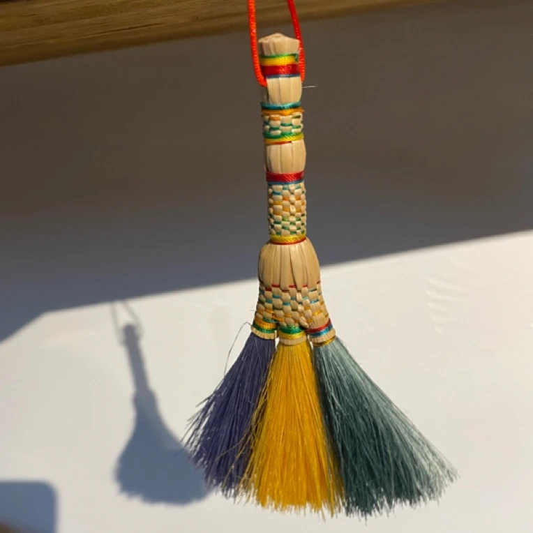 手工编织苕帚色彩斑斓