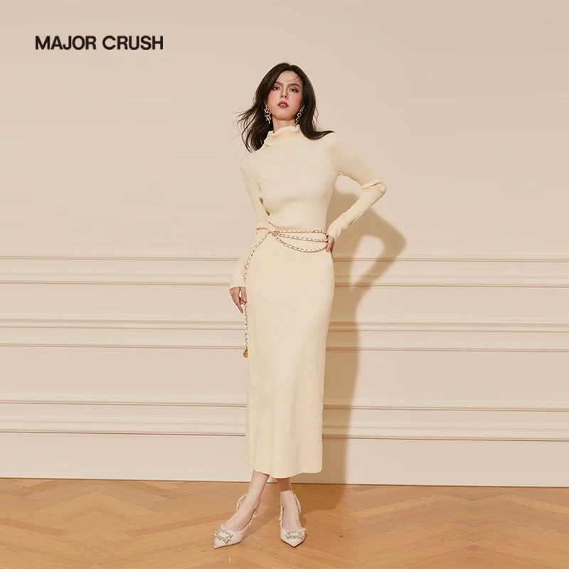 MAJOR CRUSH新款高级半高领极简立体斜裁收腰米杏色连衣裙5824
