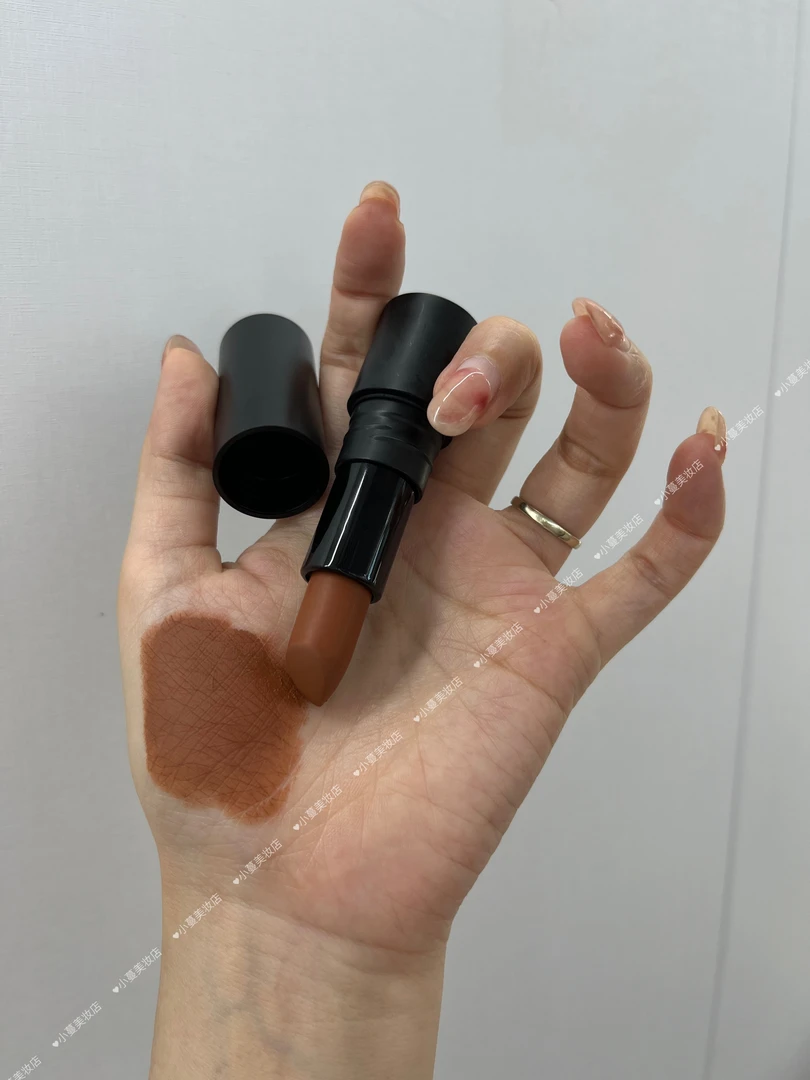 美女拥有奶咖色口红哑光丝绒雾面欧美洋气高级提升气质色返潮复古