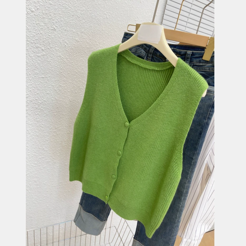 经典包扣纯色大V领绿色开衫式马甲女