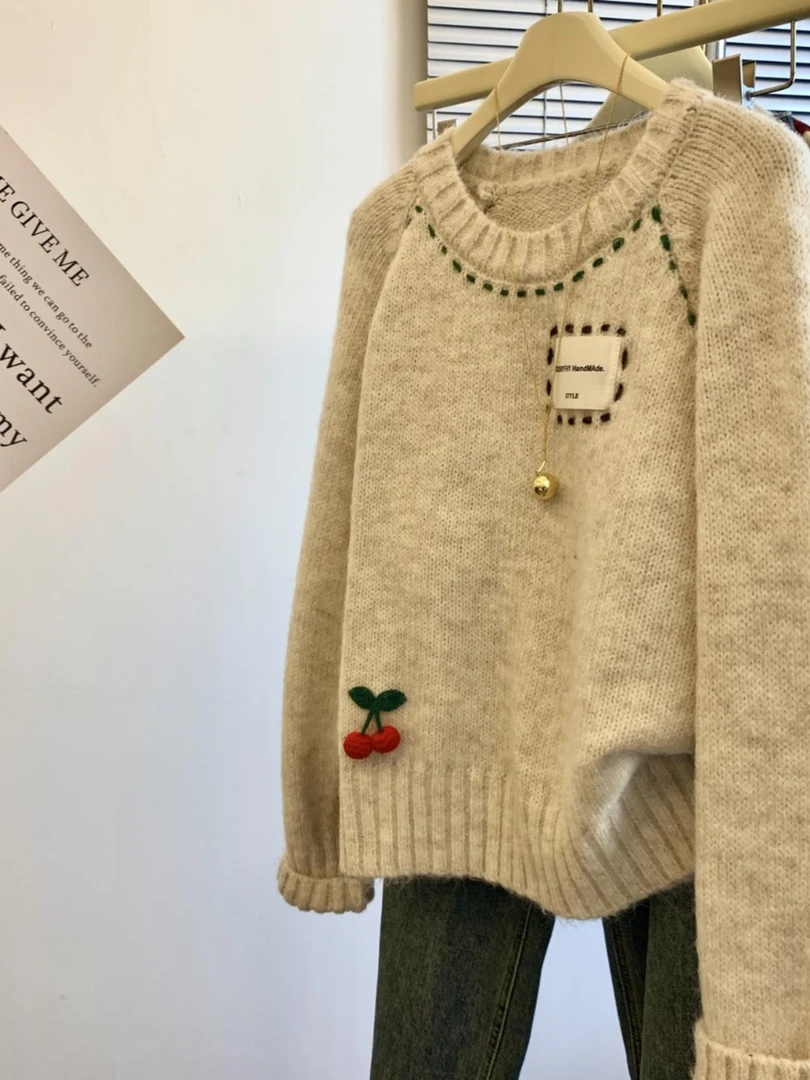 设计感刺绣小樱桃圆领毛衣女秋冬新款慵懒风软糯宽松长袖针织上衣