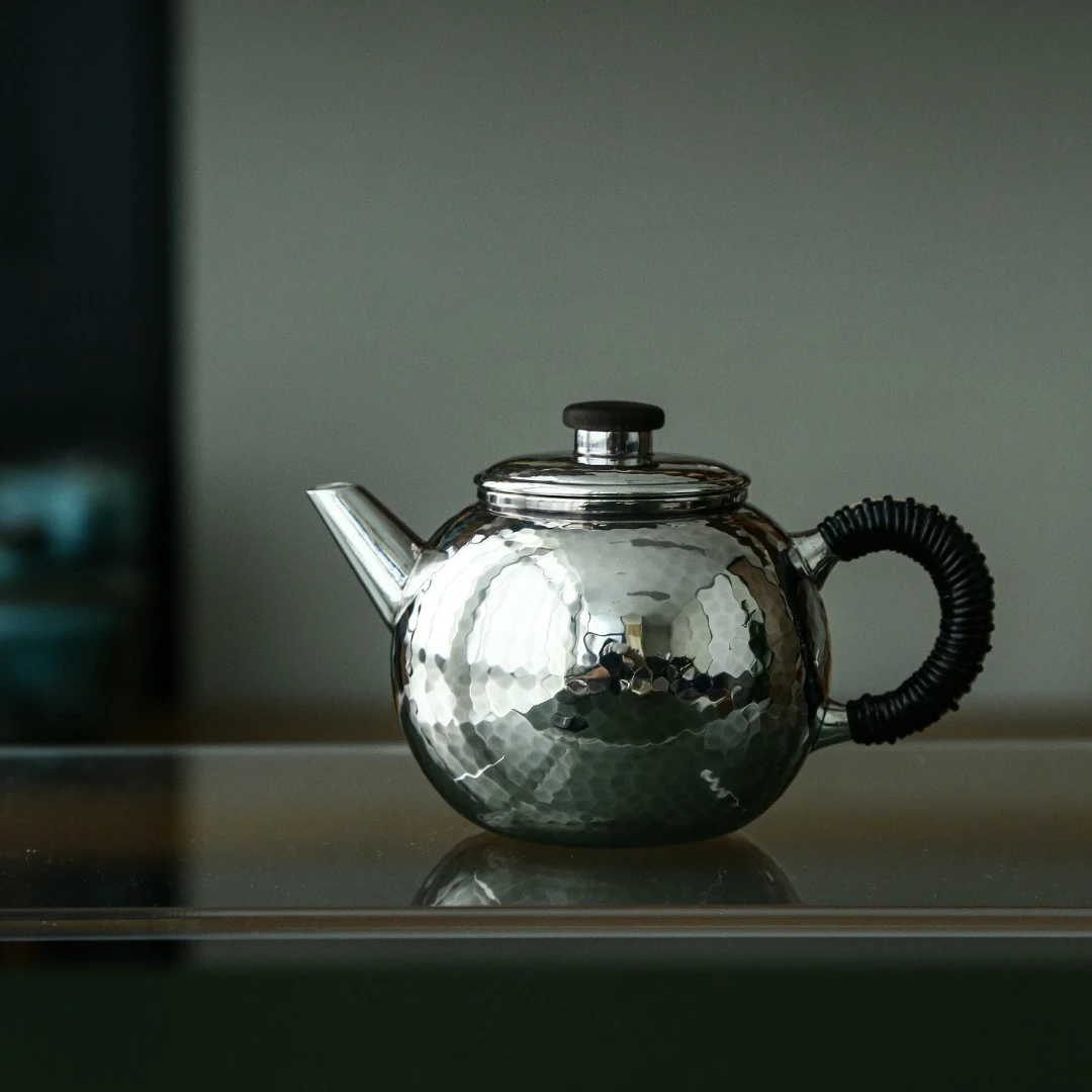 容量170毫升 国产精品王师品牌锤目纹浅薰纯银后手壶泡茶壶